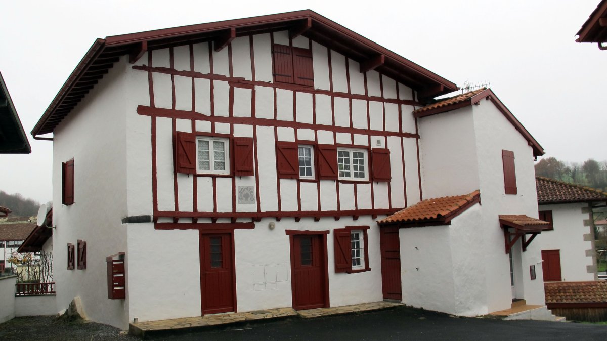 Seroratea etxea, Lekuine