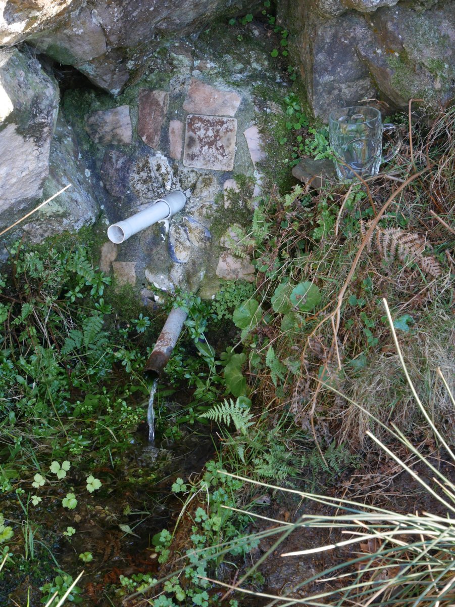 Mendebaldeko burkailaren oinean dagoen iturria