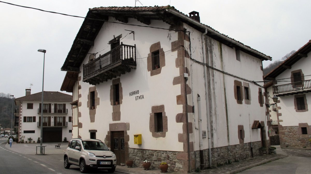 Udaletxea (Indakoa), Oronoz-Mugairi