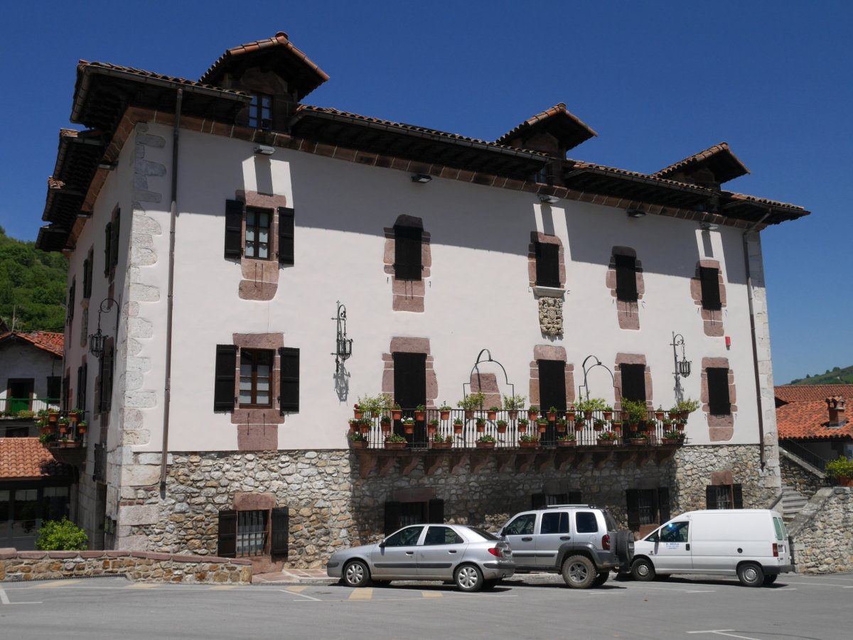 Galtzaga jauregia, Almandoz