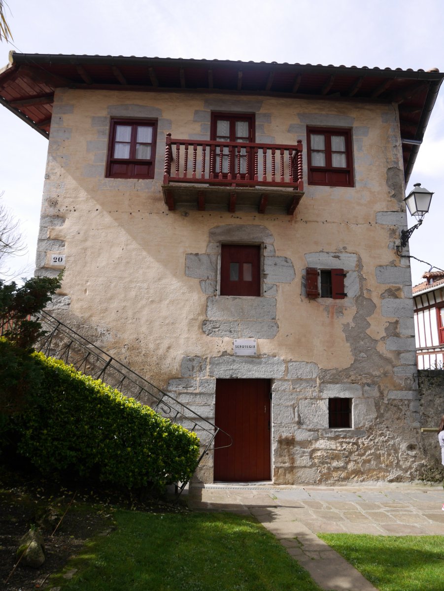 Serotegia etxea, Lesaka