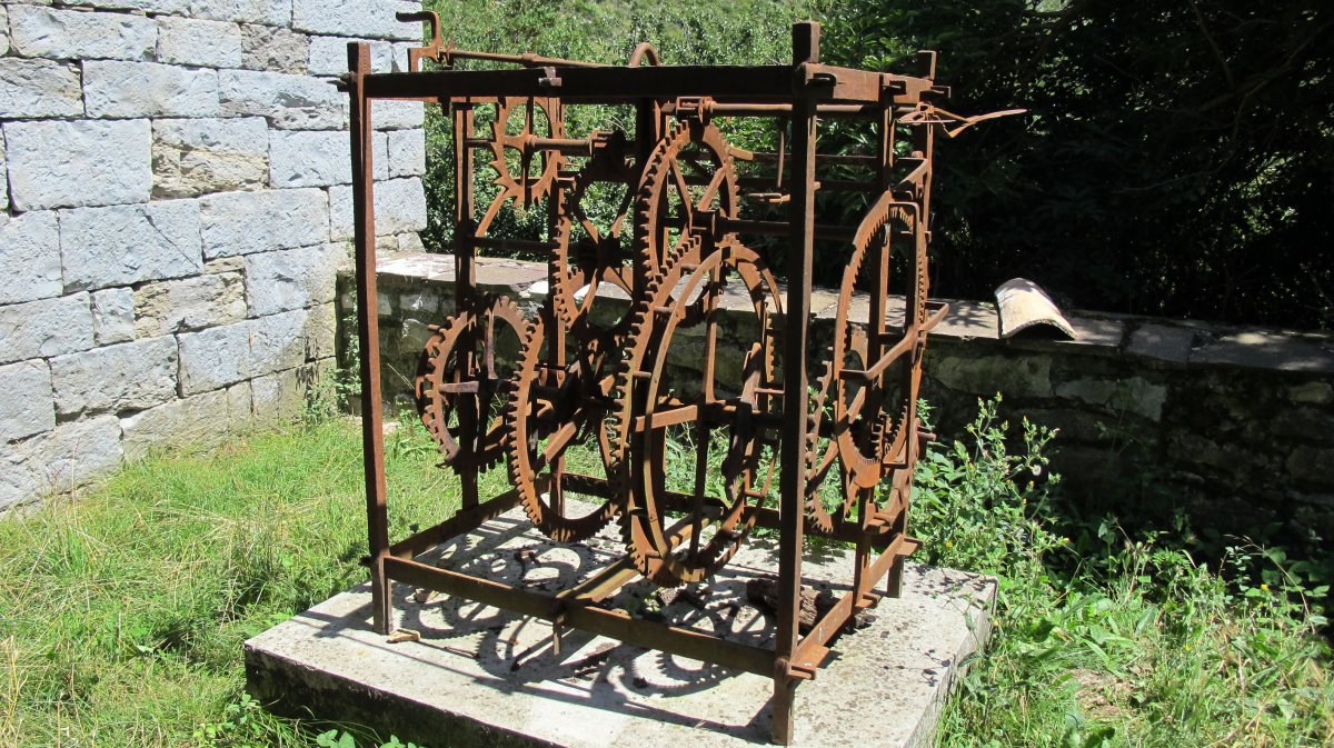 Elizako ordulariaren makinaria eliz atarian, Artaitz-Erroibar