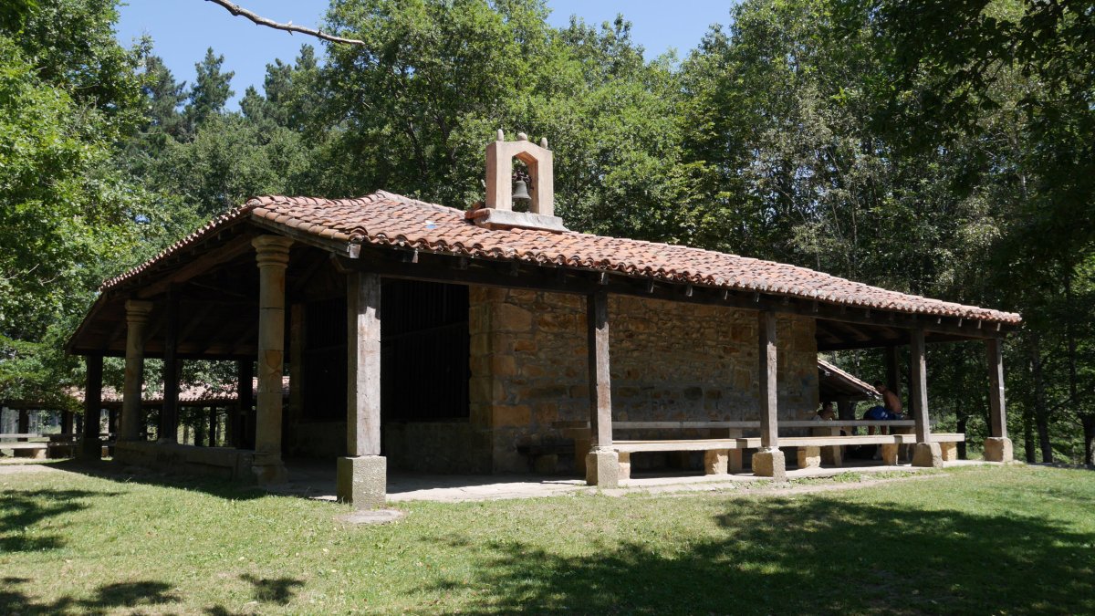 San Lorentzo ermita, Leiz auzoan