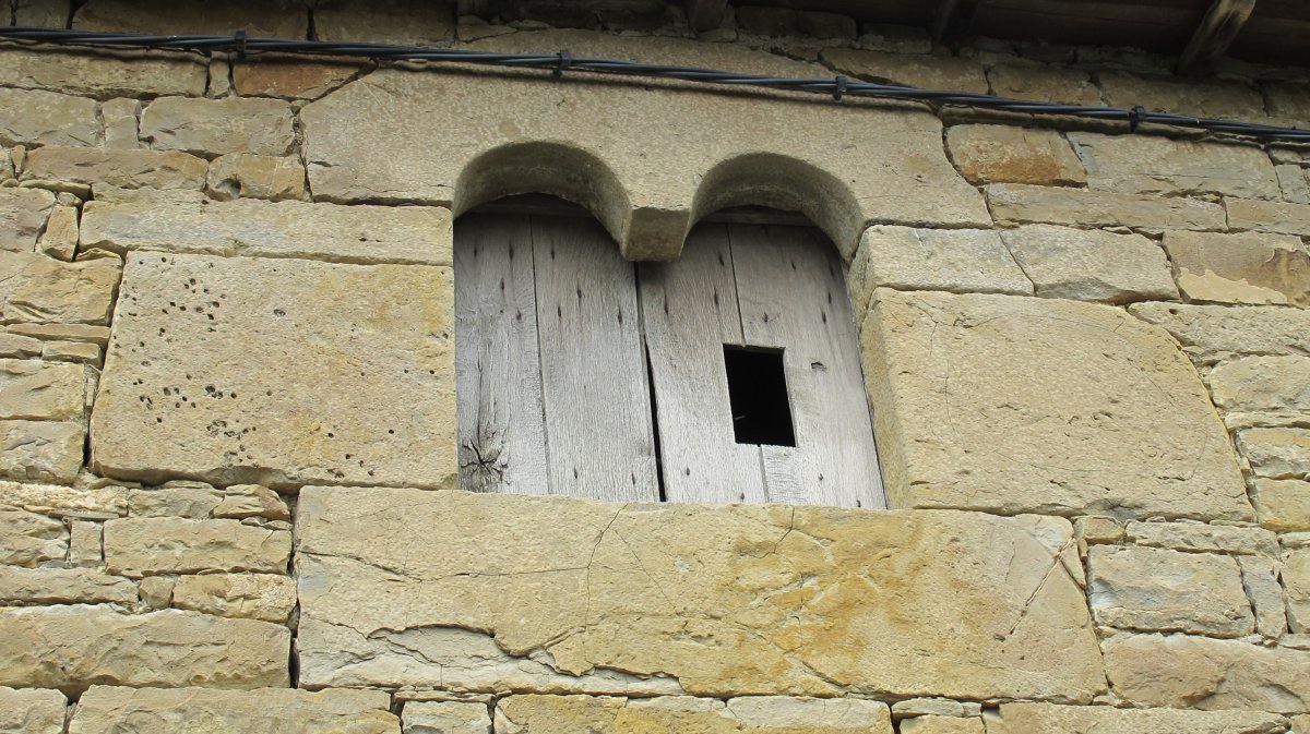 Hualde (Hualderena) etxearen leihoa, Turrillas-Itzagaondoa