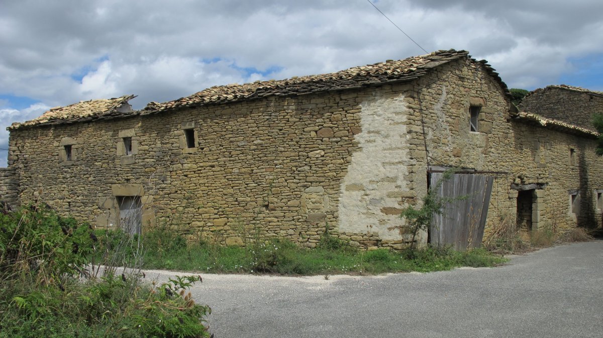 Urbikain herri abandodatutako etxe baten hondakinak