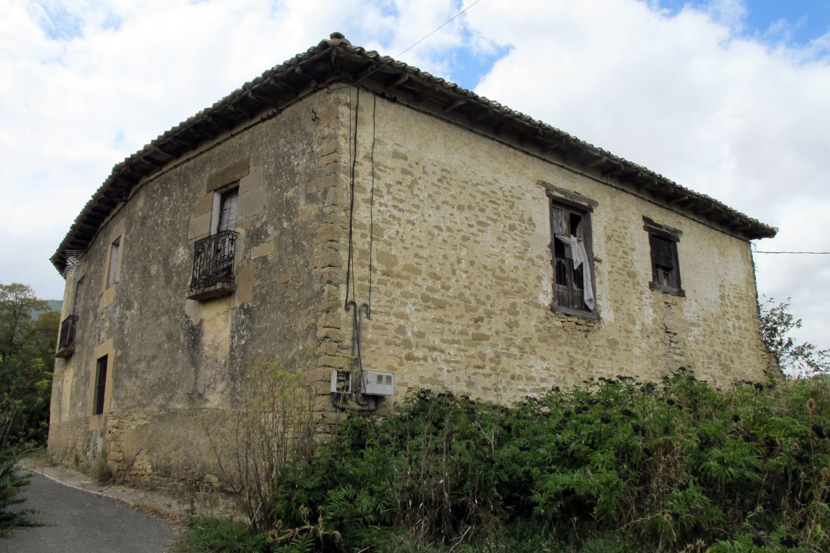 Urbikain herri abandodatutako etxe baten hondakinak