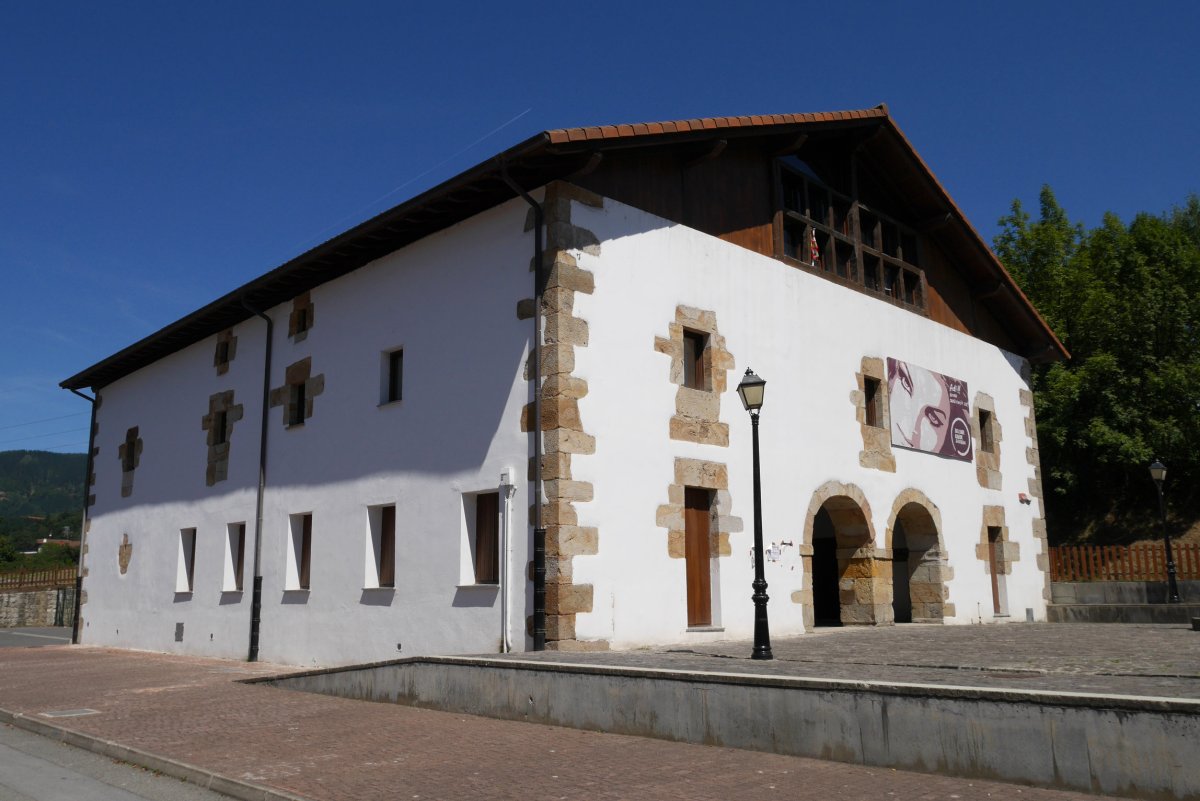 Santaluzi Zahar etxea, Santaluzi Auzoan