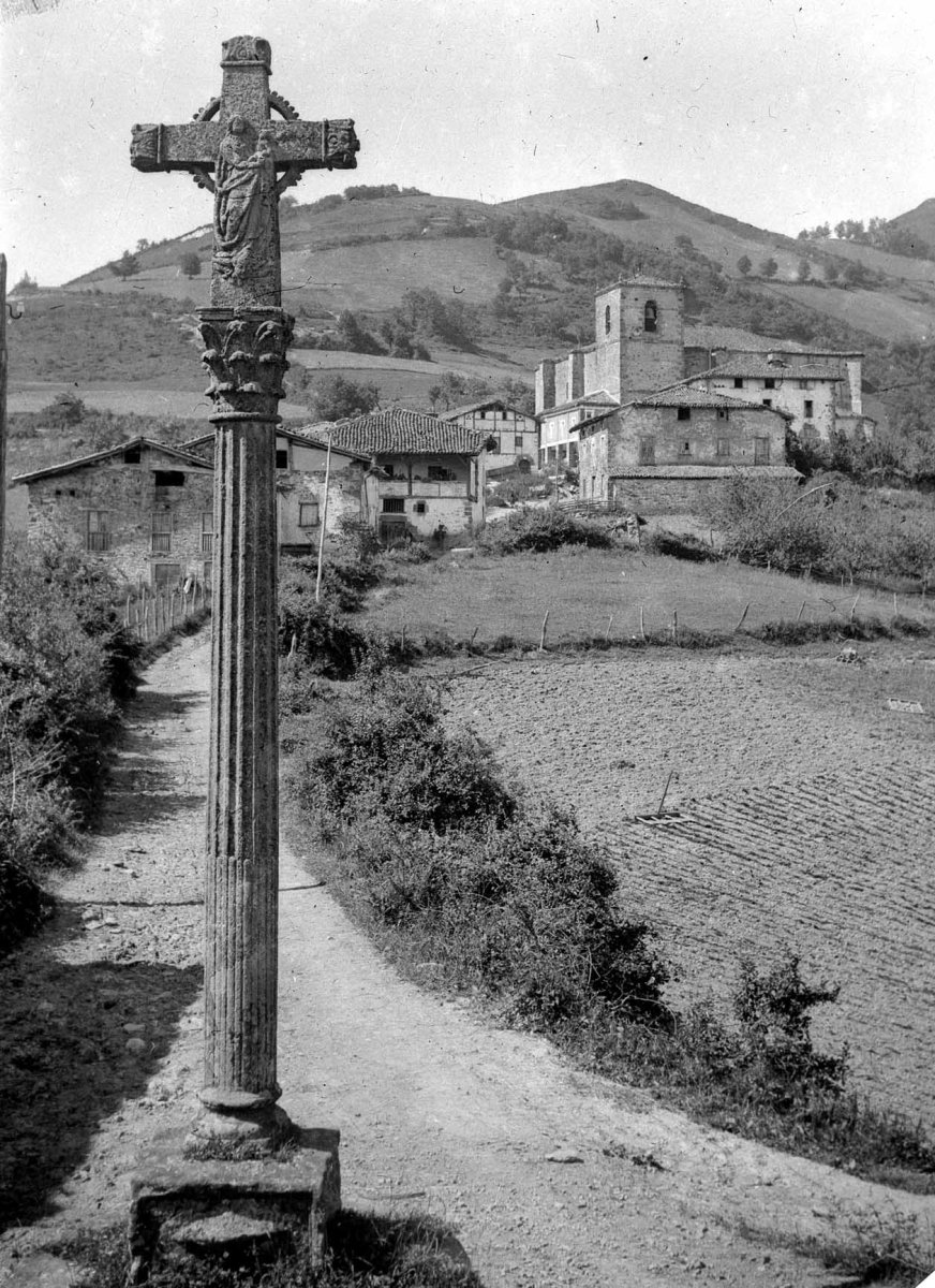  Vista de Ezkio con la cruz de término 