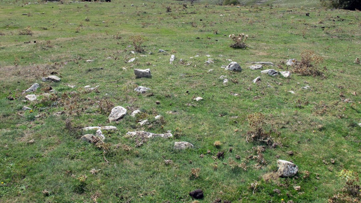 Entremedio 3 mendebal tumulua, Andia