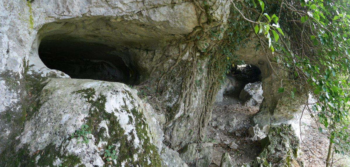 Hirugarren galeria estua eta bigarrenaren sarrera