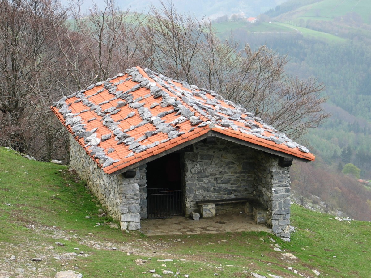 Tontorretik gertu dagoen aterpeetako bat