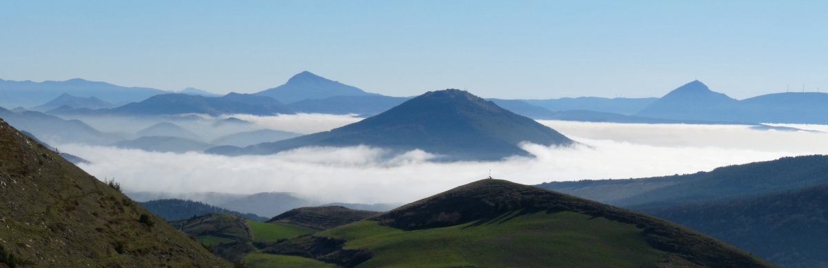Ezkaba mendia Iruñerriko lainoen gainetik