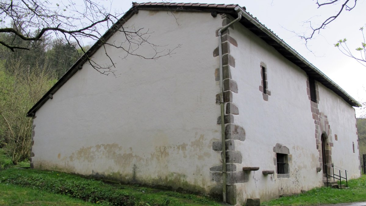 Santa Krutz ermita, Etxalar