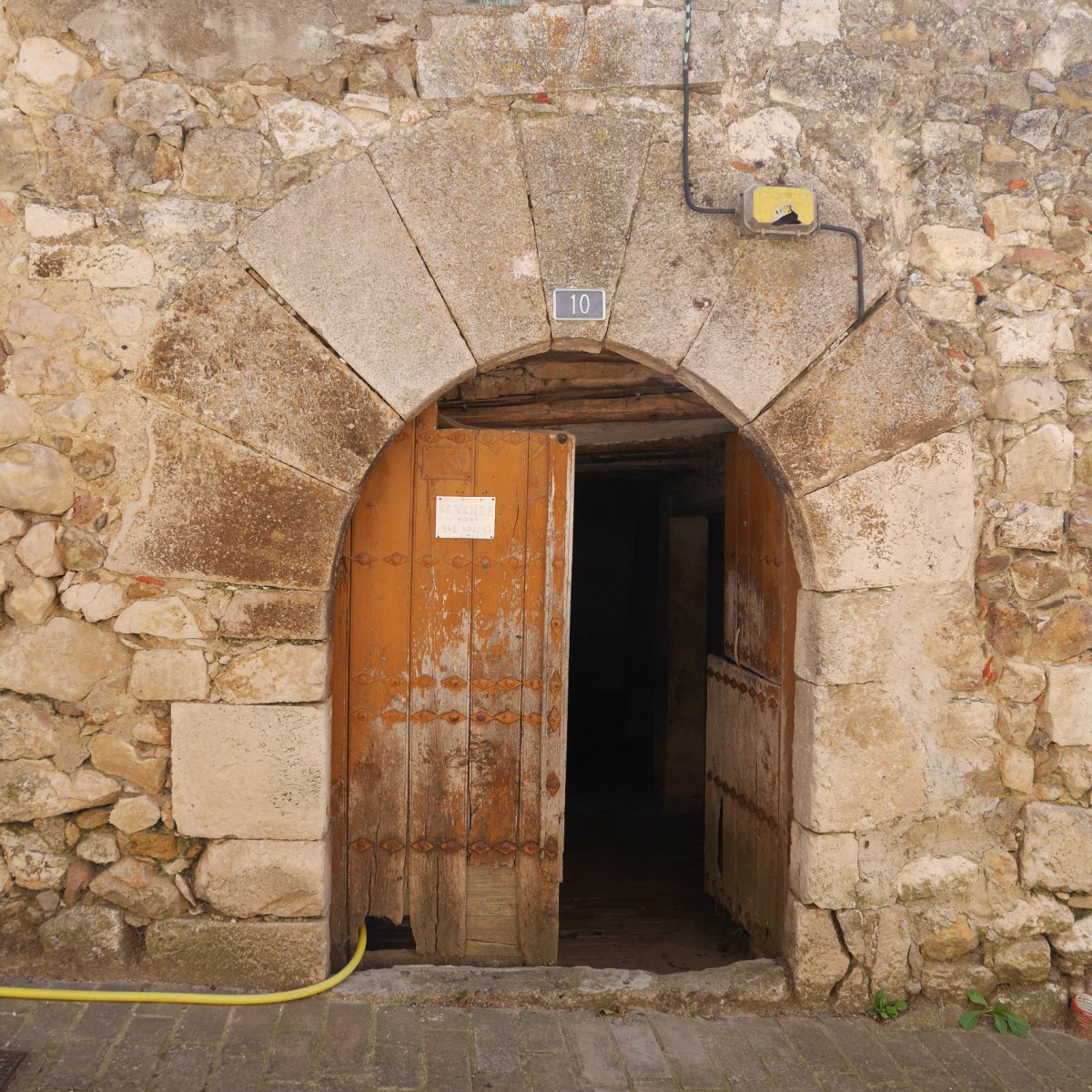 Atari bat, Kontrasta