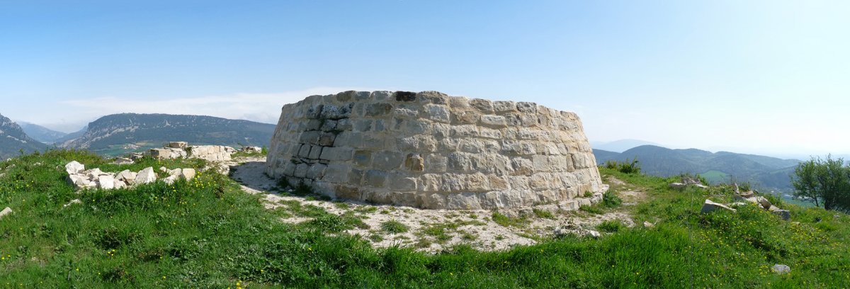 Gazteluaren hondakinak gailurrean