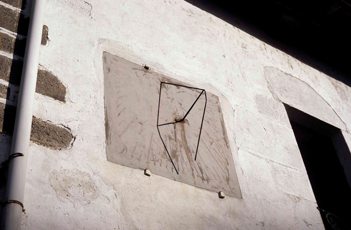 Eguzki-erlojua, Azkue etxea, Ibarra