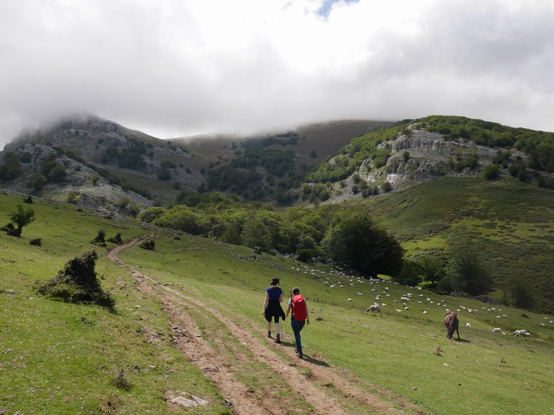 Egiriñaora iristen; Gorbeia laino artean