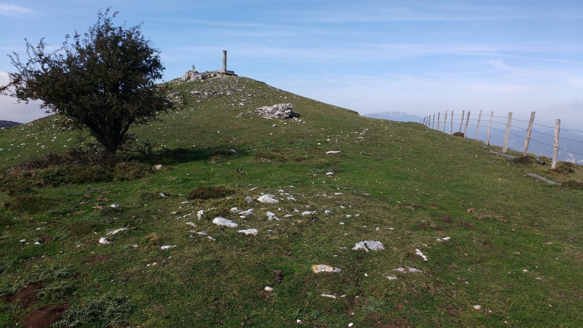 Baitza tontorra eta tumuloa ekialdeko hegalean