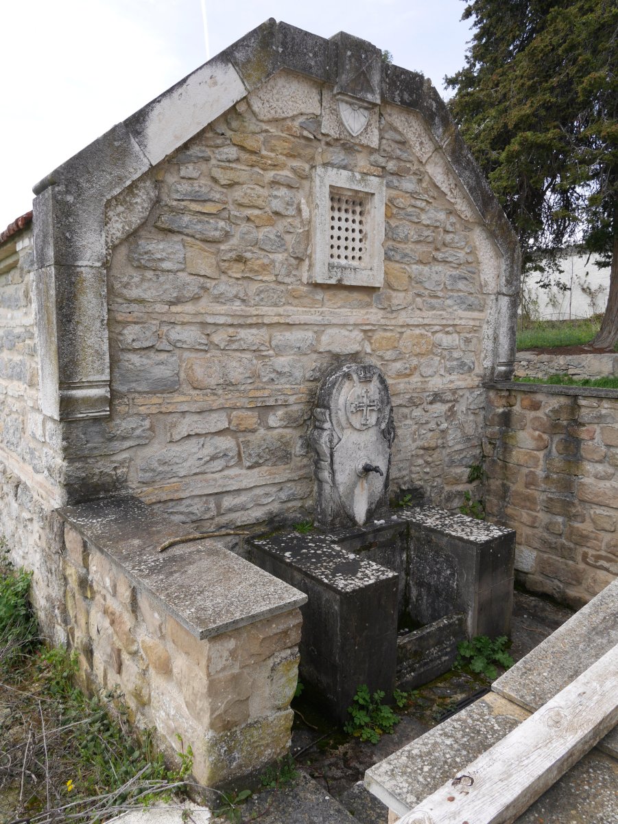 Iturria, Doussinague jauregiaren sarreran, Oltza