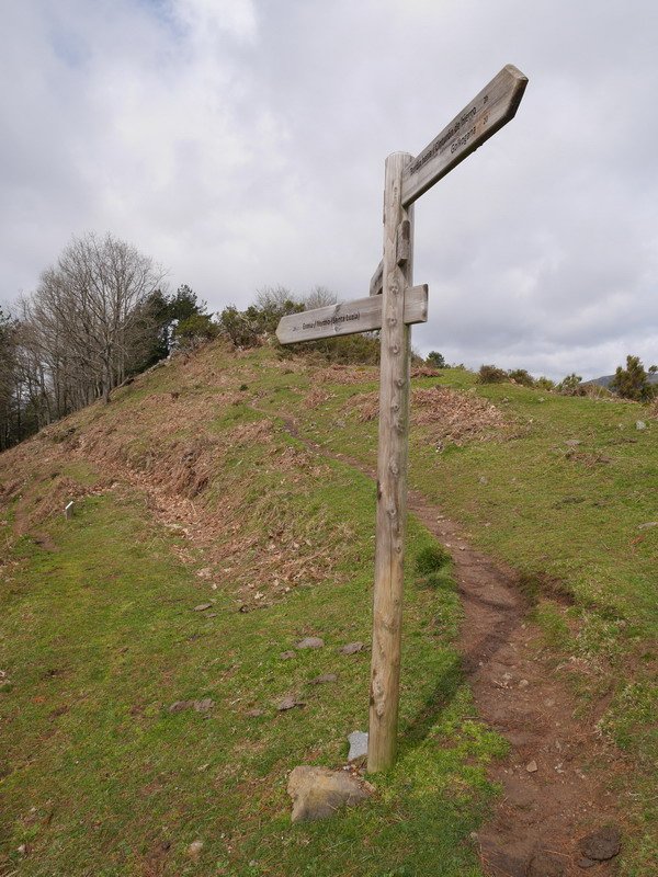 Seinaleak mendi-bizkarreko bidegurutze batean