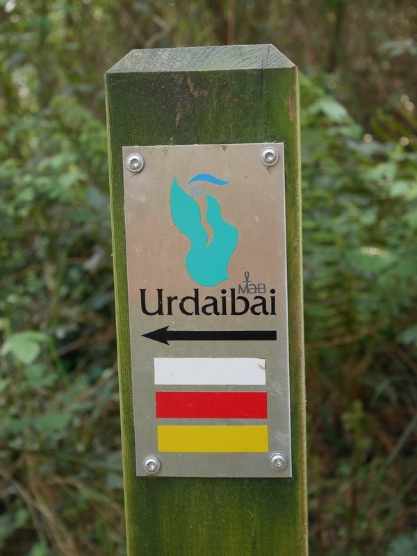 Horrelako seinaleek adierazten dute bidea tarte batzutan