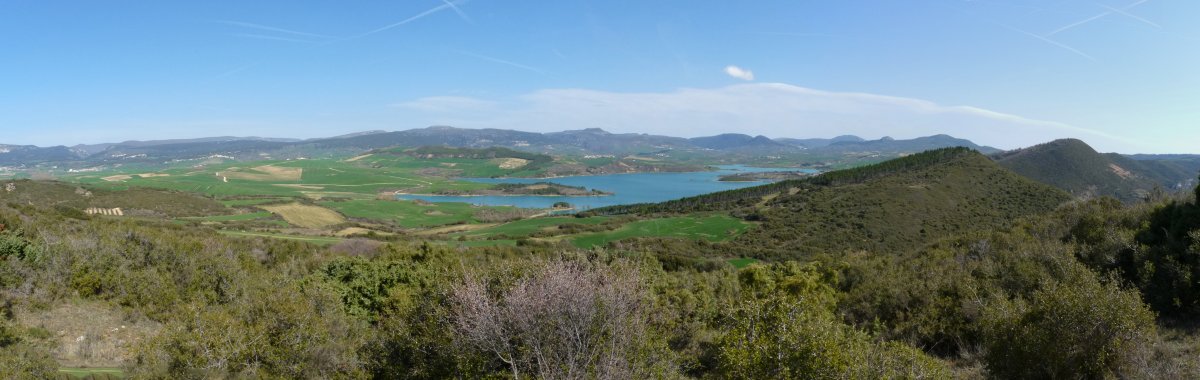Paisaia zabalak Txaparditik. Argazkian, Burumendi, urtegiaren eskuinean
