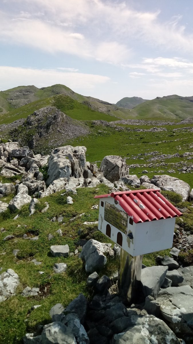 Malkorri (1329m) tontorra eta postontzia, atzean Uarrain