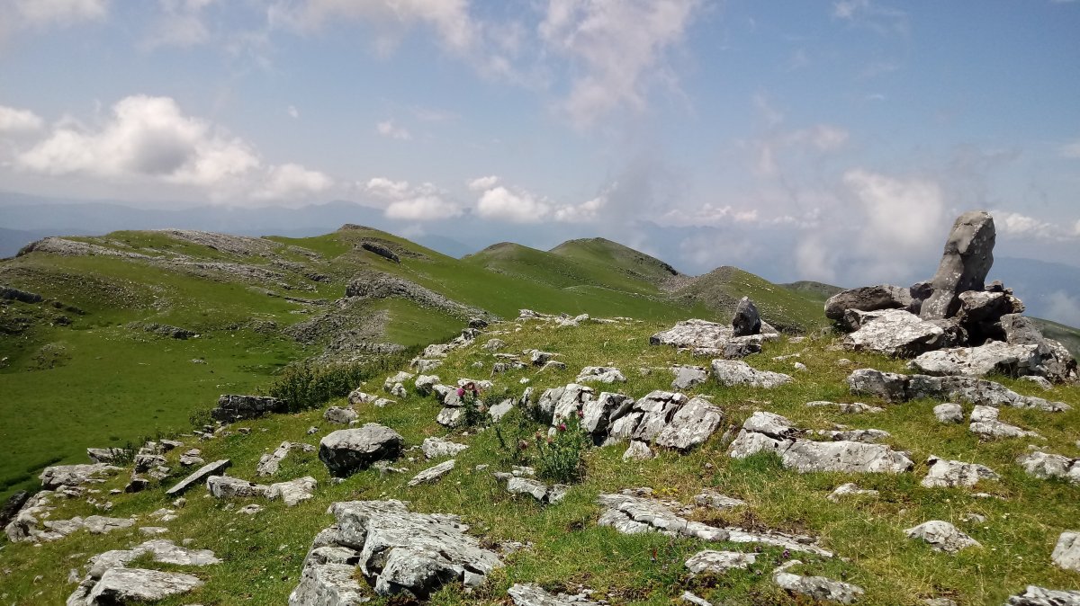 Uarrain (1346m) tontorra, atzean gandor bereko Malkorra eta beste tontor batzuk
