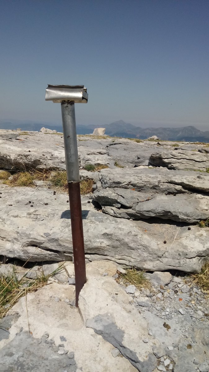 Ezkaurre (2045m) tontorreko postontzia