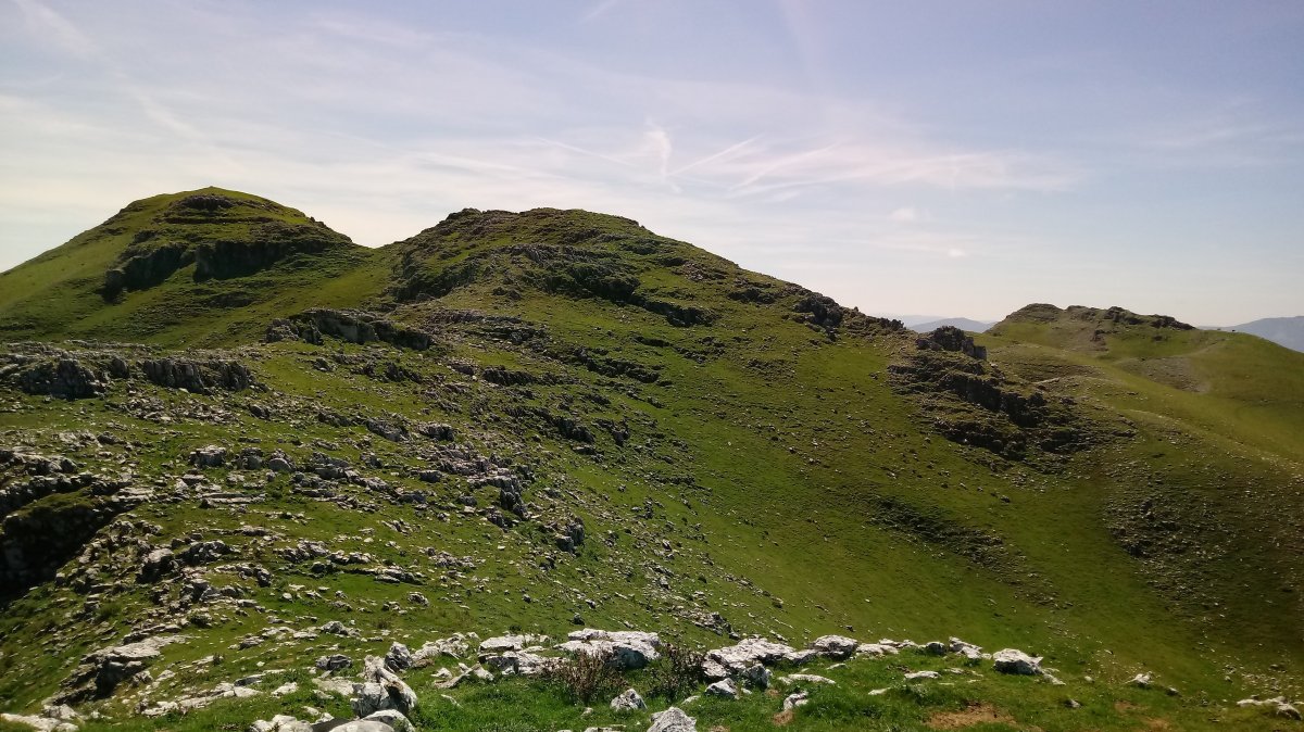 Ganboa (1413m), Ganboa Txiki (1377m) eta Zealar (1401m) ipar-ekialdetik ikusita