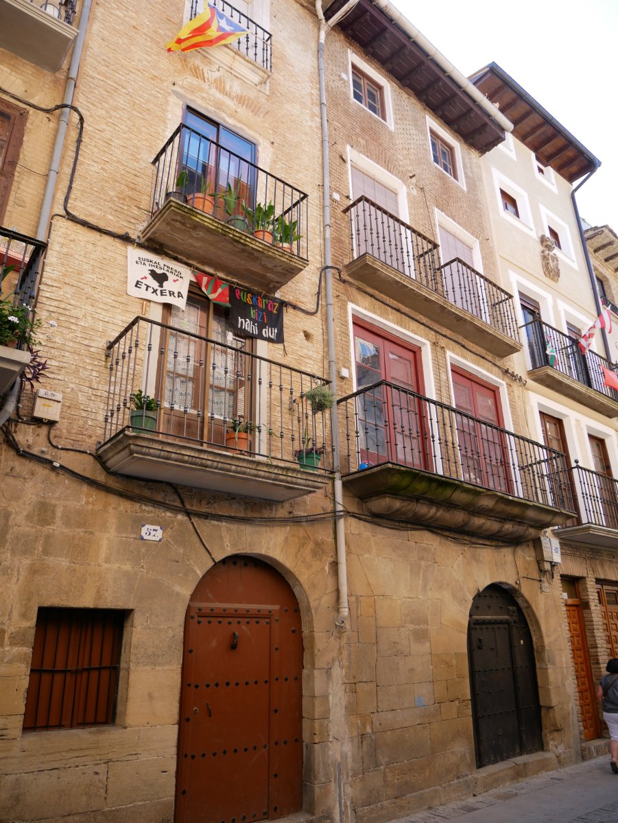 Kale Nagusiko etxea, Gares