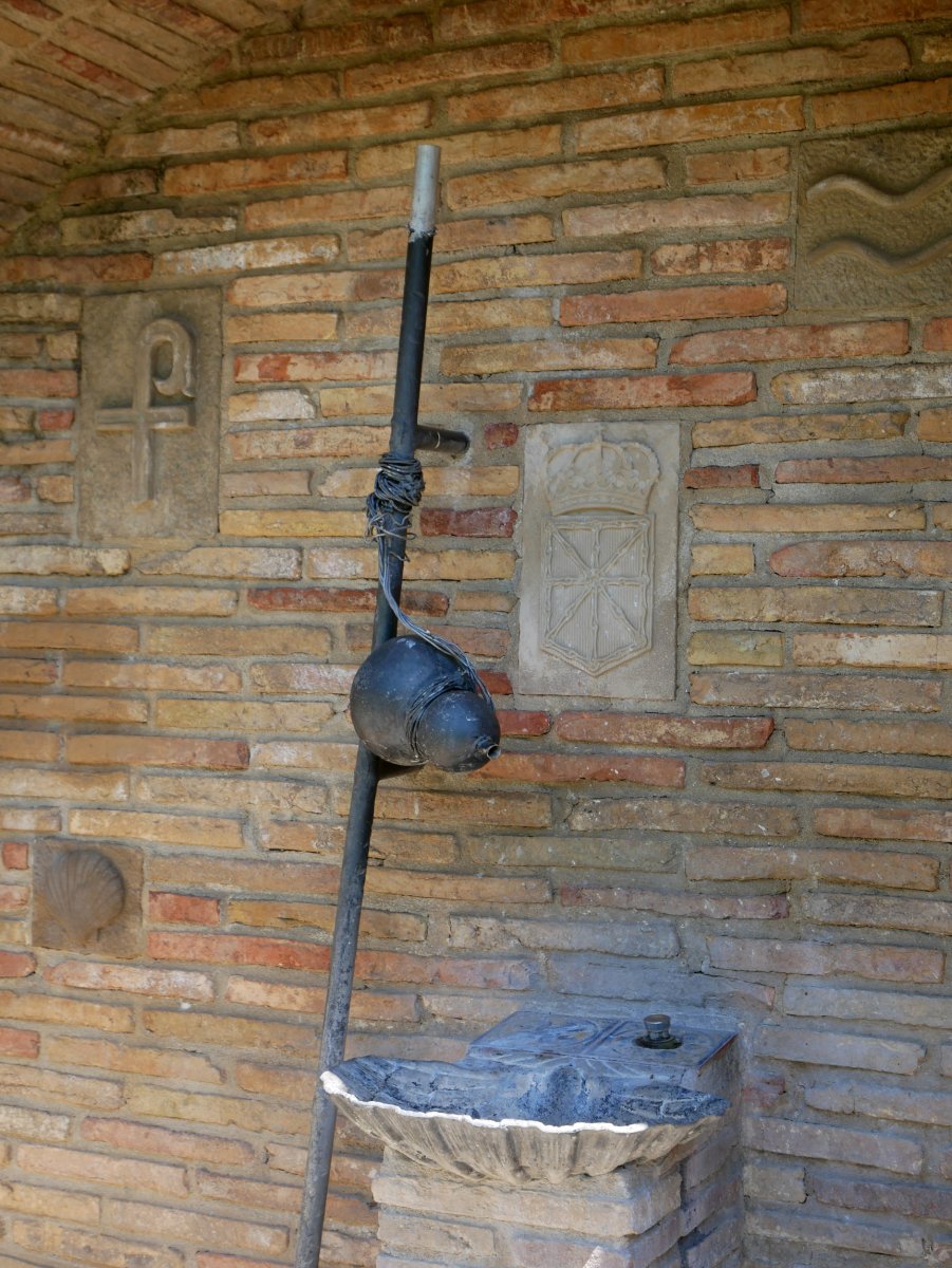 Santio bideko iturria, monastegiaren inguruetan