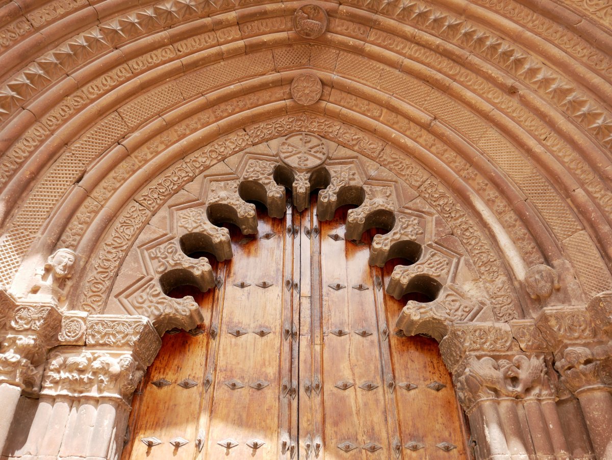 San Roman eliza, Zirauki