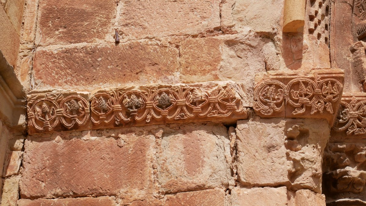 San Roman eliza, Zirauki