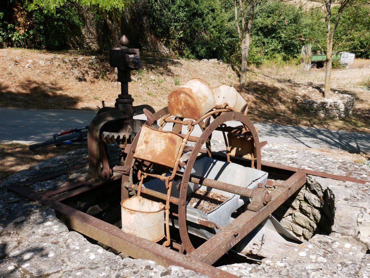 Putzutik ura ateratzeko gailua, orain apaingarri. Bidaurreta.