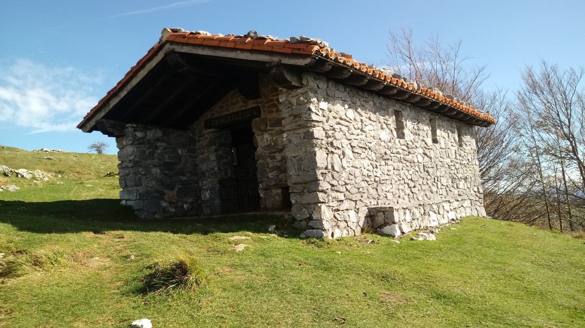 Hernio (1078m) aterpea.jpg