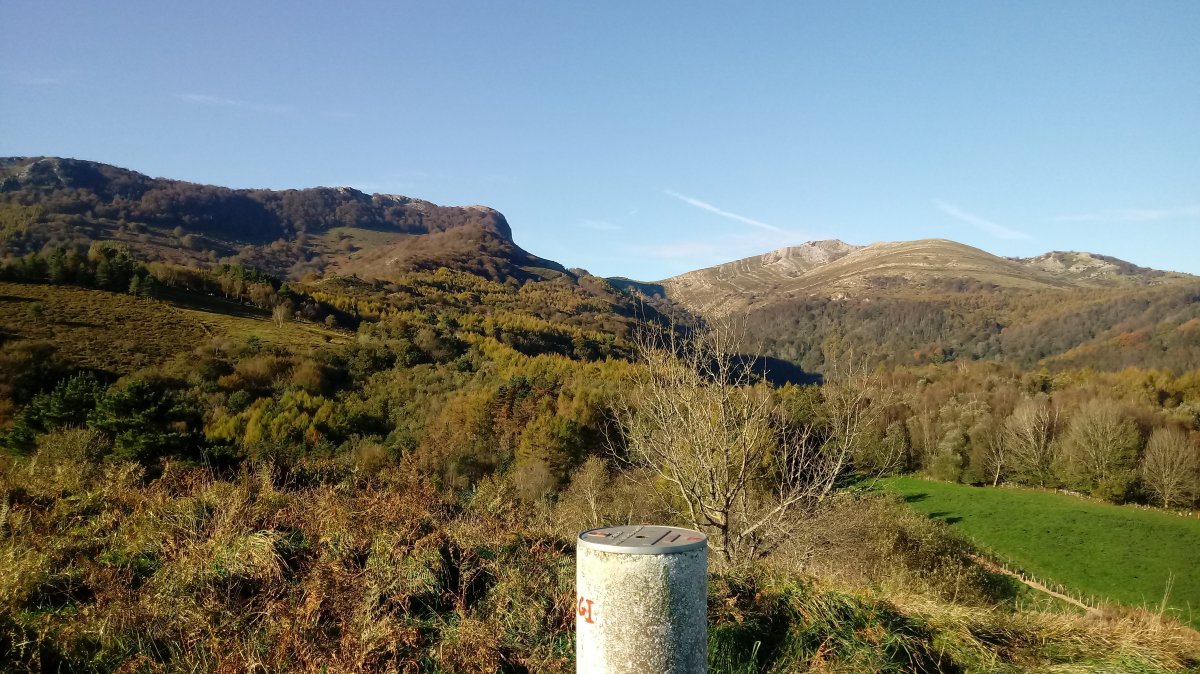 Hernio (1078m) eta Gazume (1002m) Mugallegitik ikusita