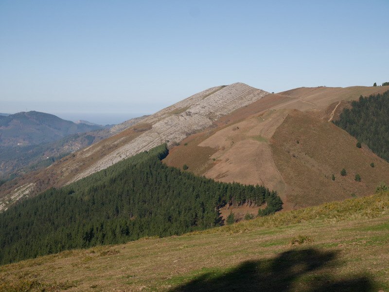 Pico de la Cruz Eretzara igotzen den bidetik ikusita