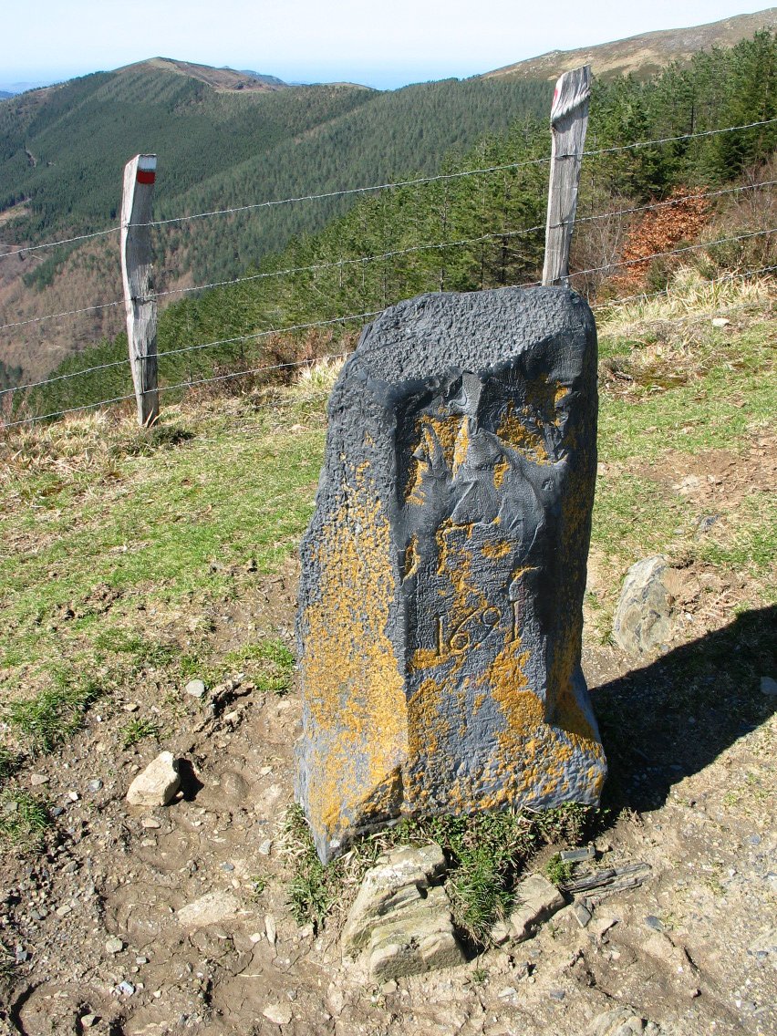 Mugarri zaharra, Hko bizkarrean