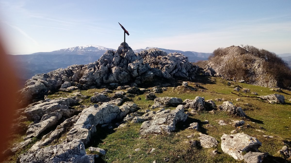 Artzegain (996m) tontorra, atzean Leungane (1008m)