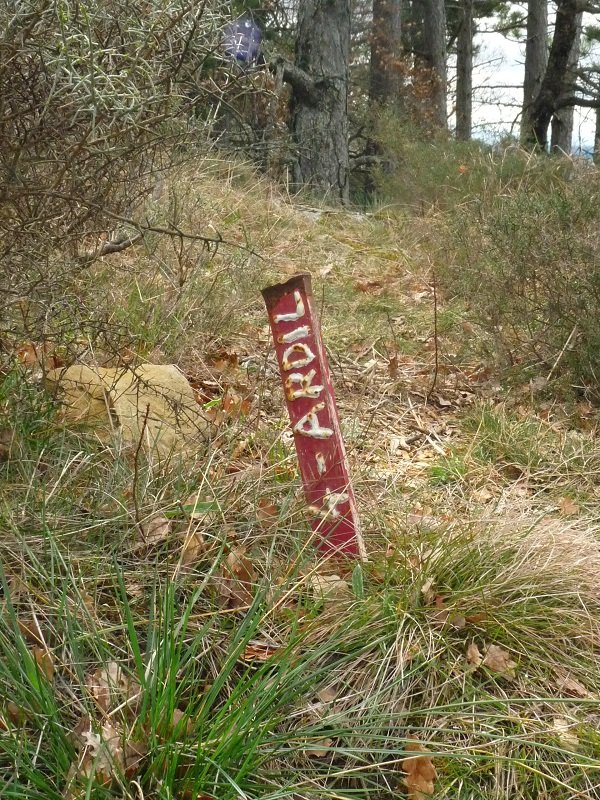 Gure Lurra/Nuestra Val elkarteak jarritako seinalea