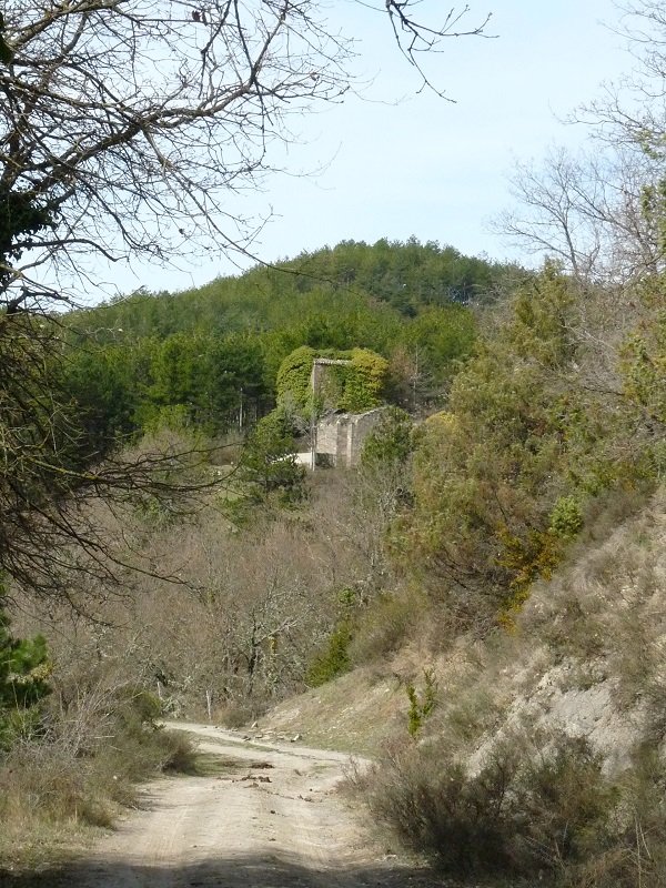 Xaberriko eliza, mendiak irentsita