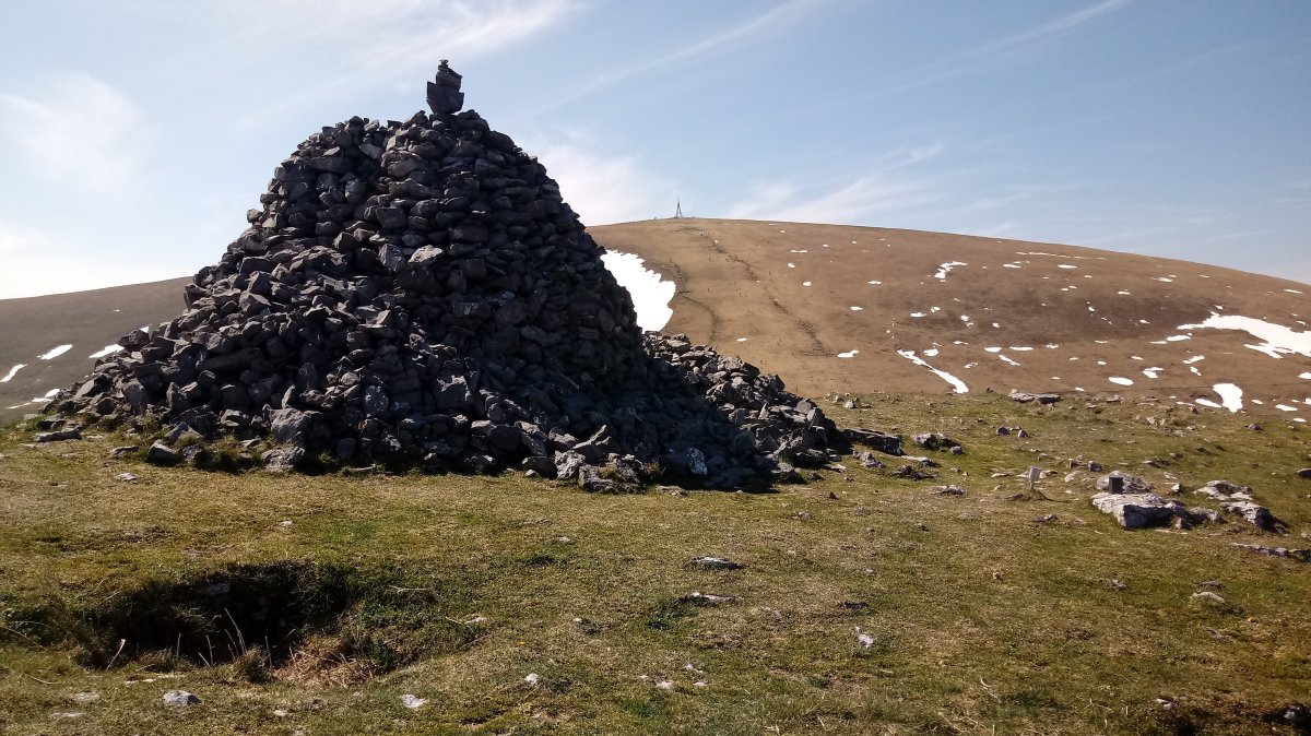 Aldamin (1376m), tontorra, atzean Gorbeia (1482m)