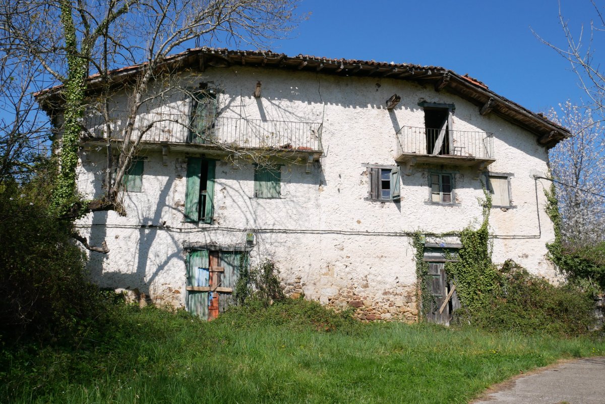 Ibarburu baserria, Karrika aldean