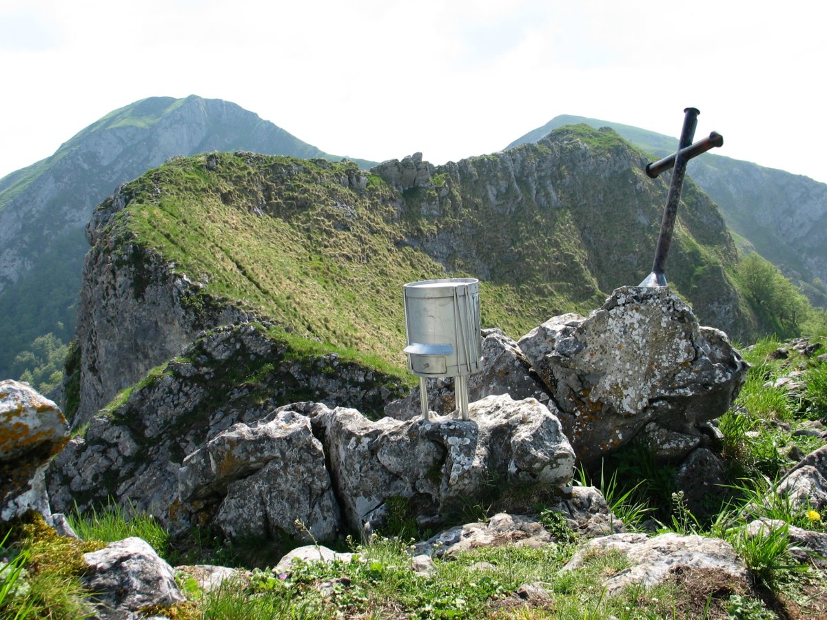 Tontorreko gurutzea eta txartelontzia