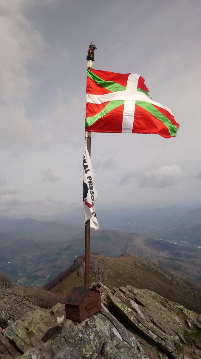 Mendaur (1130m) postontzia eta Ikurrina