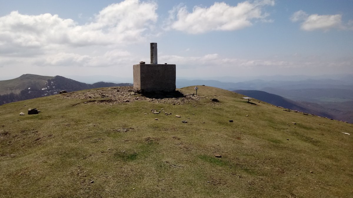 Saioa (1418m) tontorra, erpin geodesikoa eta postontziak