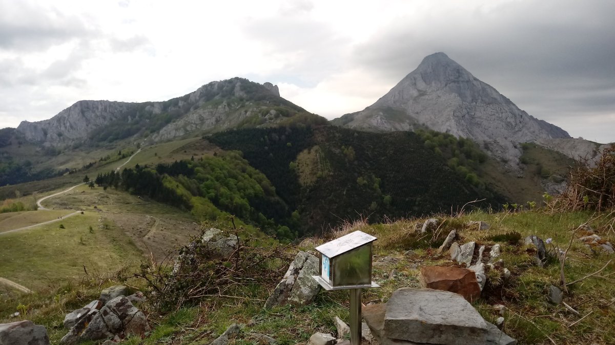 Ipizte-Hiruatxeta (1055m) eta Anboto (1331) Amillondotik (775m)
