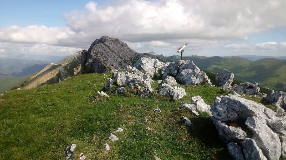 Kurtzezar (1286m) atzean Botreaitz (1320m)