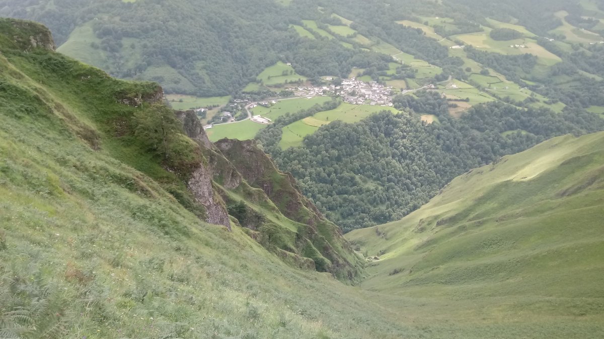 Larraine, gainaldetik